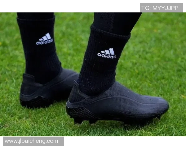 最适合前锋球员的足球鞋推荐与球星榜单分析